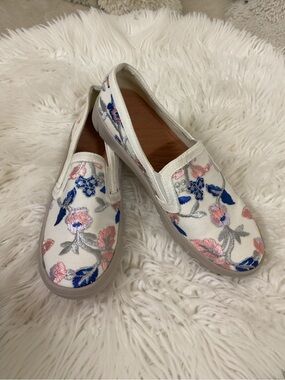 BareTraps Pastel Embroidered Bonaire Floral Slip On Sneakers Size 6.5